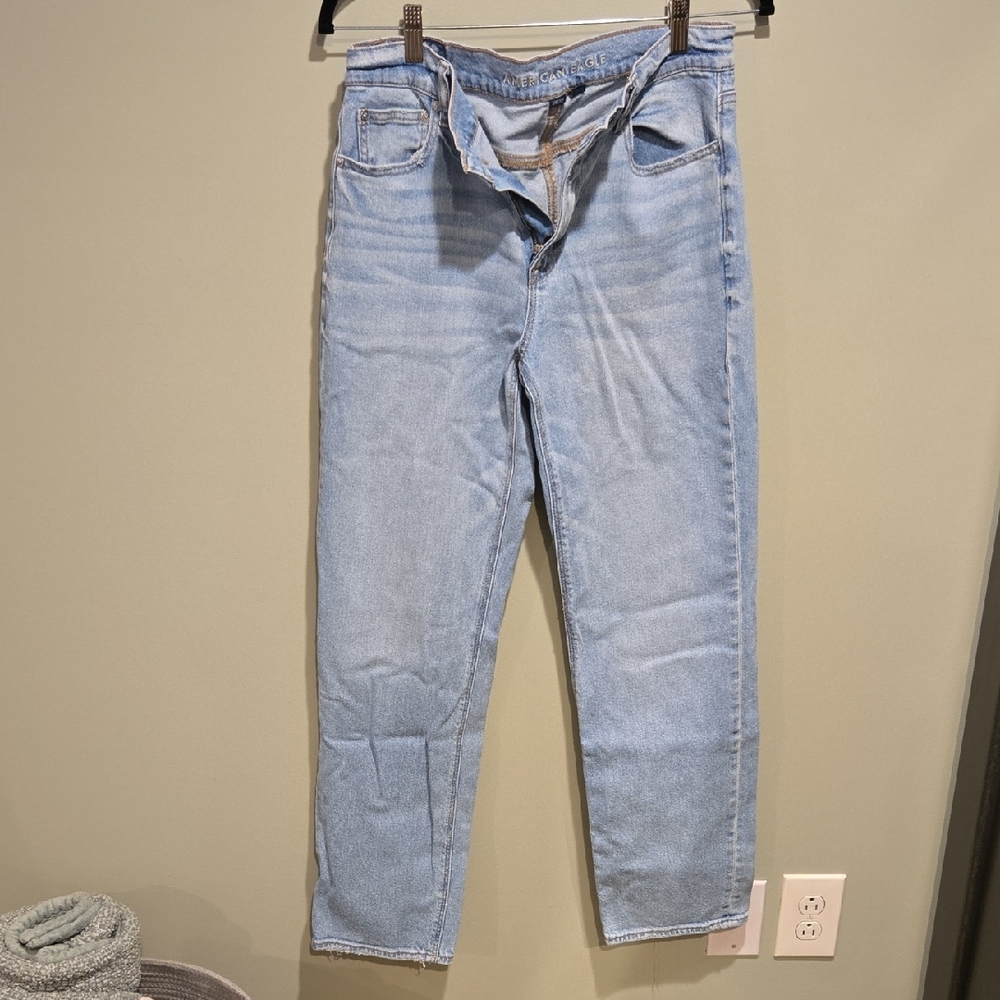 American Eagle Super High Rise Straight Leg Jeans, Light Wash, Size 8 Regular